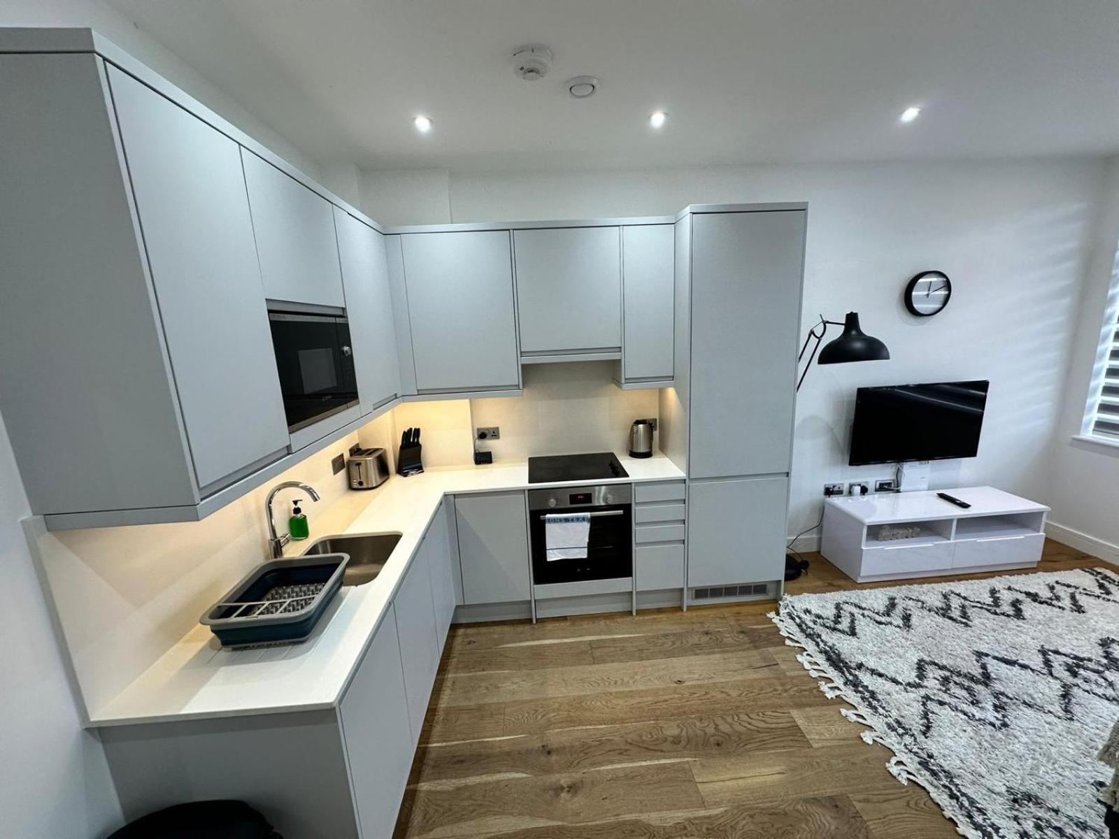Deluxe Chic 1 2 Bed Apts Near Heathrow Legoland Windsor Slough Villa Kültér fotó