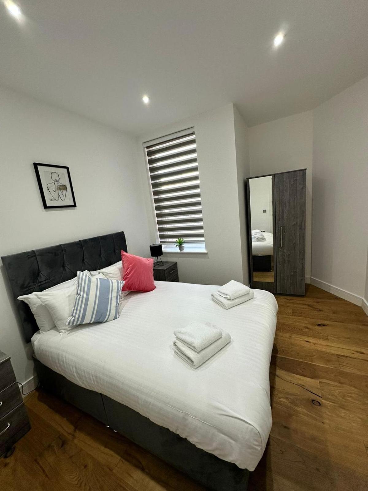 Deluxe Chic 1 2 Bed Apts Near Heathrow Legoland Windsor Slough Villa Kültér fotó