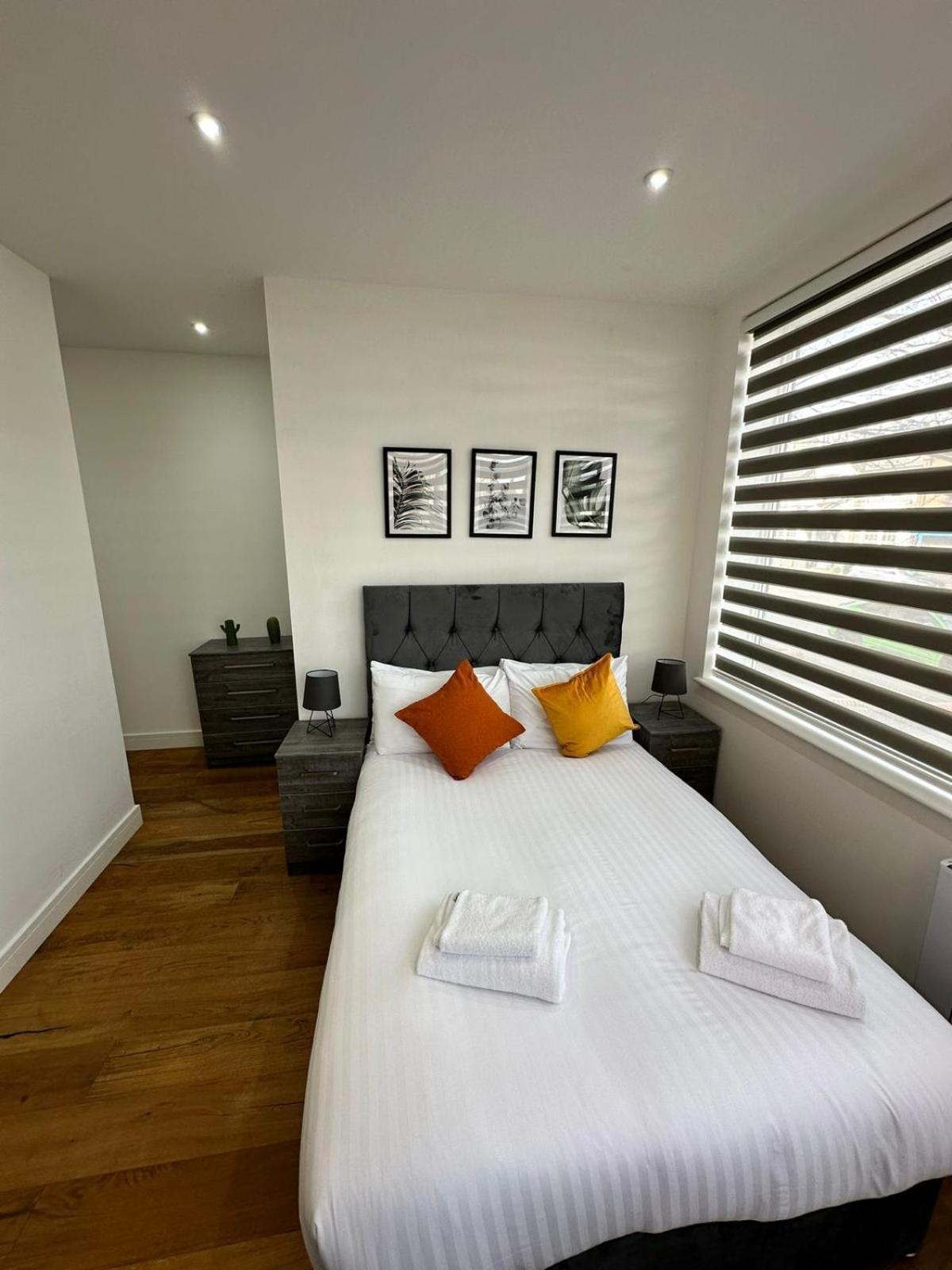 Deluxe Chic 1 2 Bed Apts Near Heathrow Legoland Windsor Slough Villa Kültér fotó