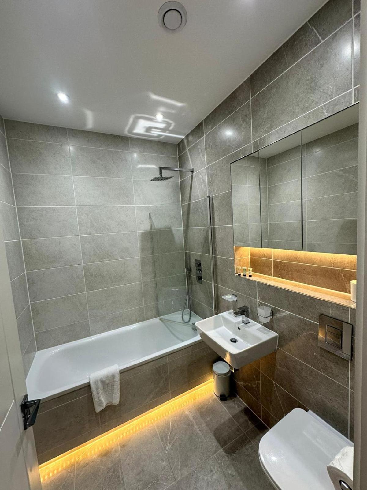 Deluxe Chic 1 2 Bed Apts Near Heathrow Legoland Windsor Slough Villa Kültér fotó